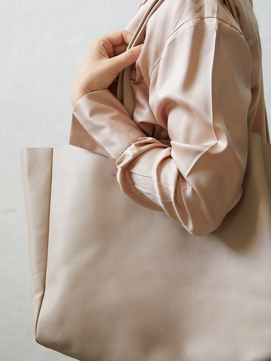 "Shopper" Taupefarvet skinn med messingdetaljer