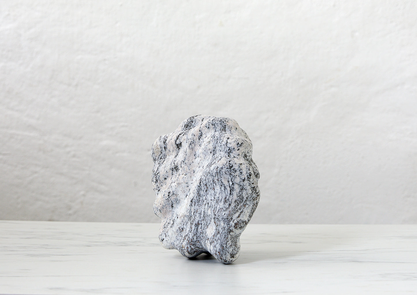 Løvfall skulptur, Levende grunnfjell