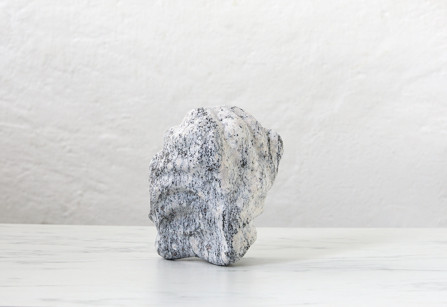 Løvfall skulptur, Levende grunnfjell