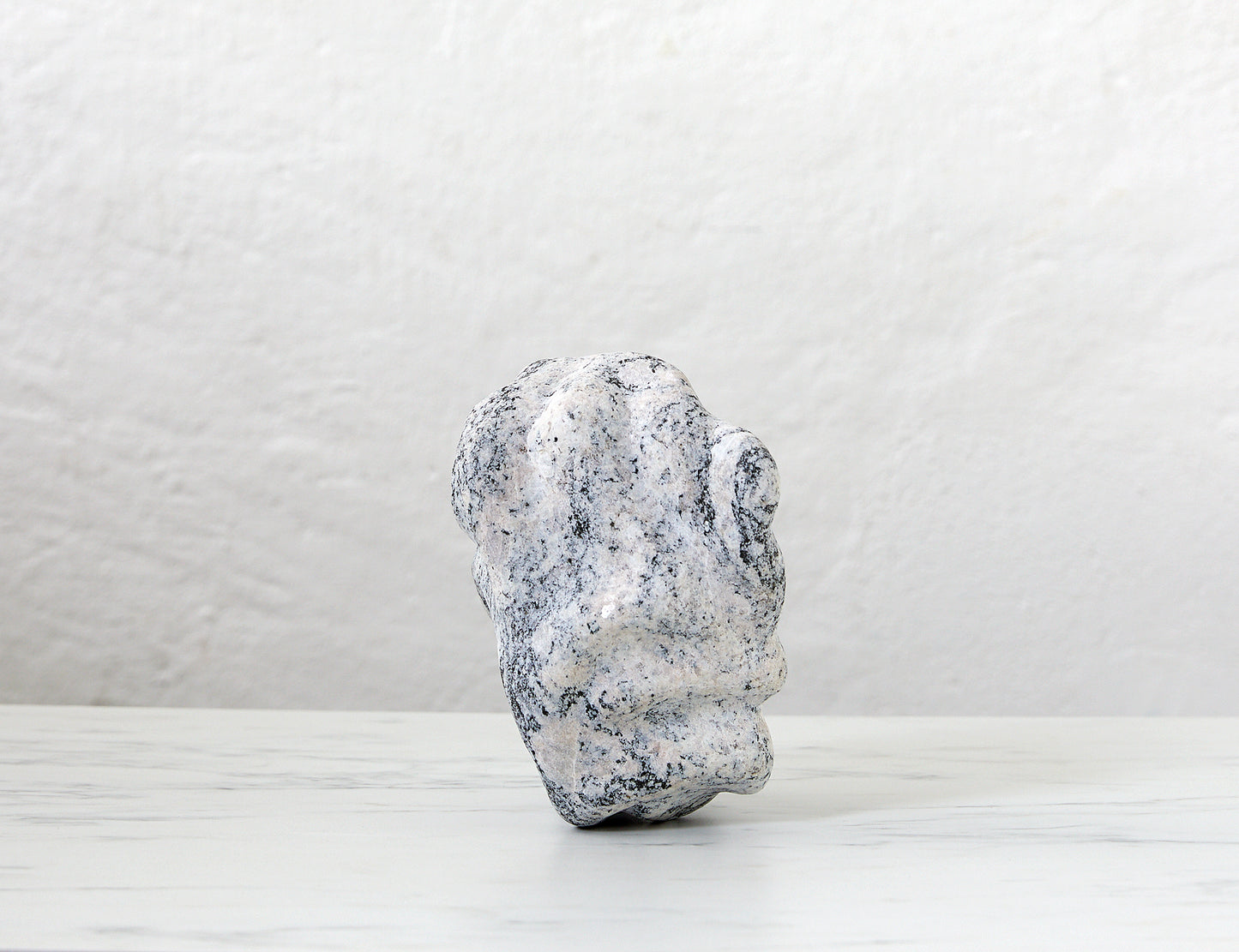 Løvfall skulptur, Levende grunnfjell