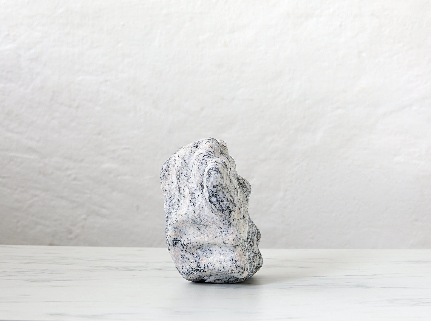 Løvfall skulptur, Levende grunnfjell