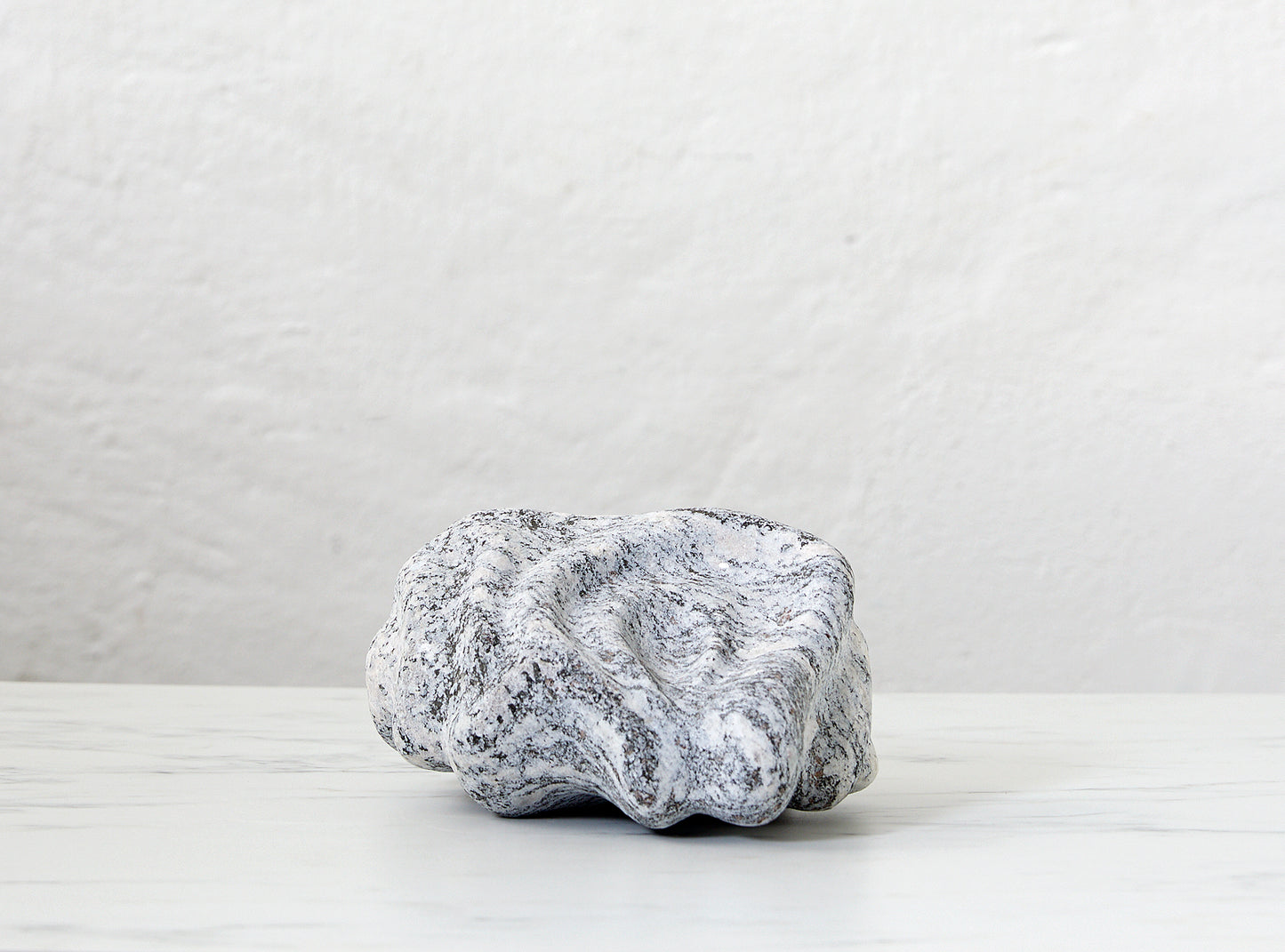 Løvfall skulptur, Levende grunnfjell
