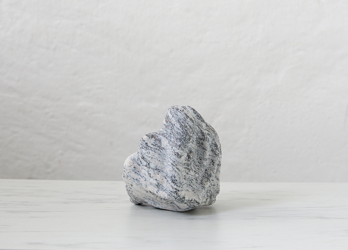 Løvfall skulptur, Levende grunnfjell