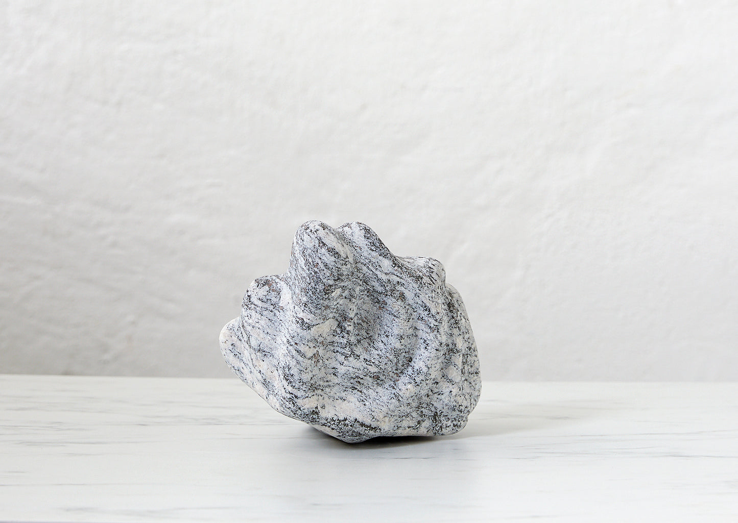 Løvfall skulptur, Levende grunnfjell