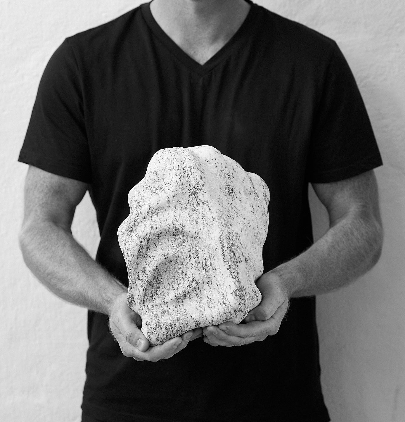 Løvfall skulptur, Levende grunnfjell