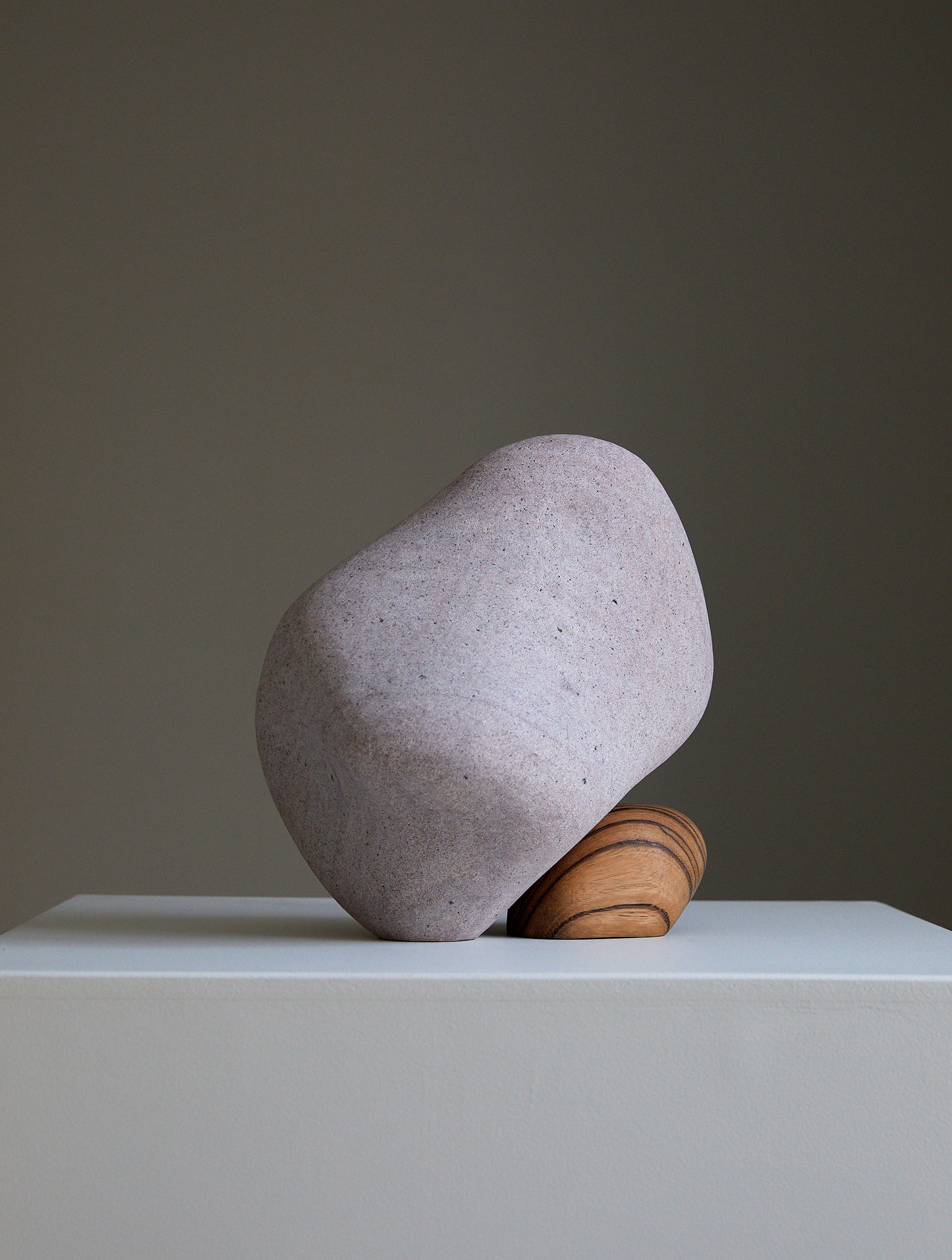 Løvfall skulptur, Pink granite with zebra partner. See text about stock