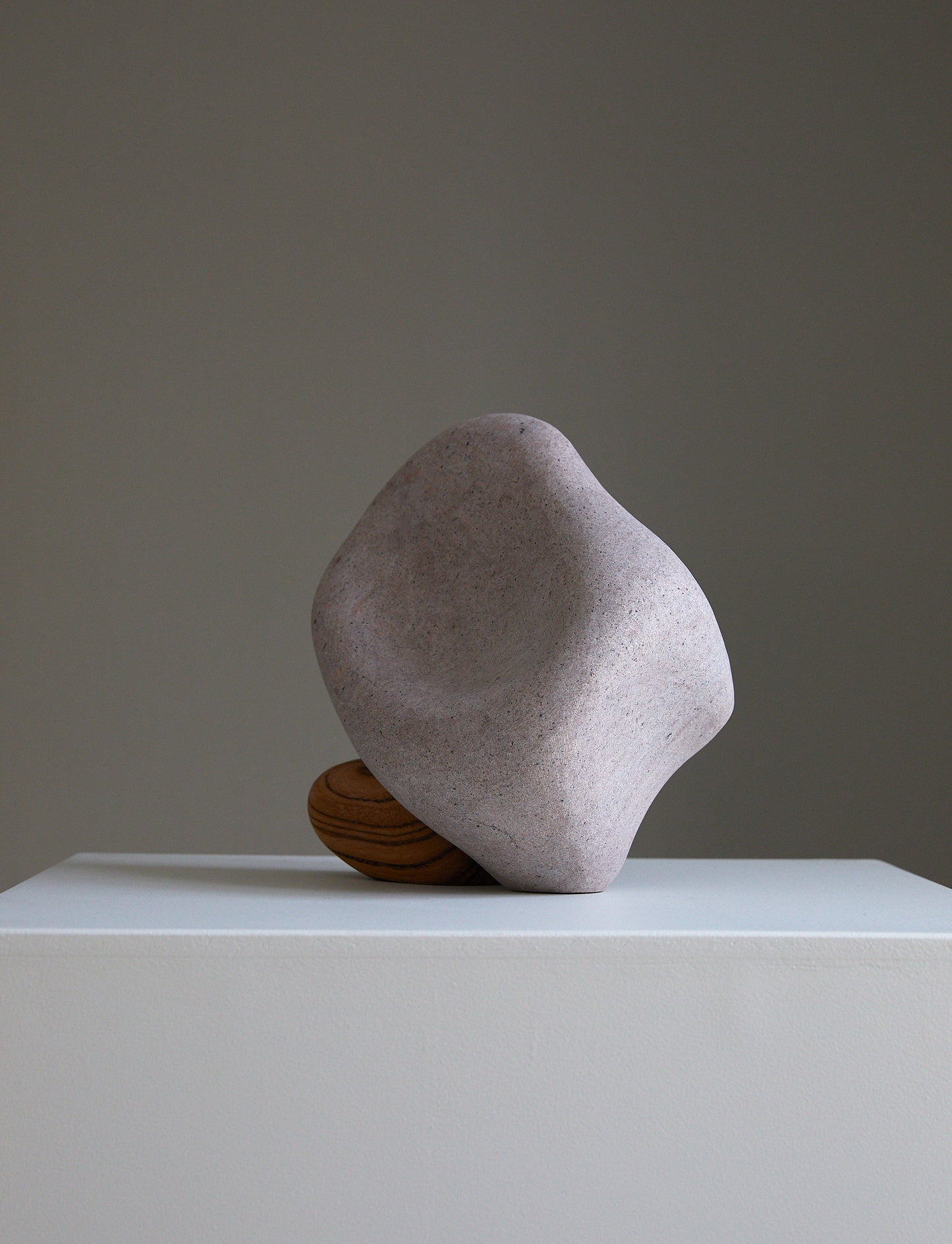 Løvfall skulptur, Pink granite with zebra partner. See text about stock