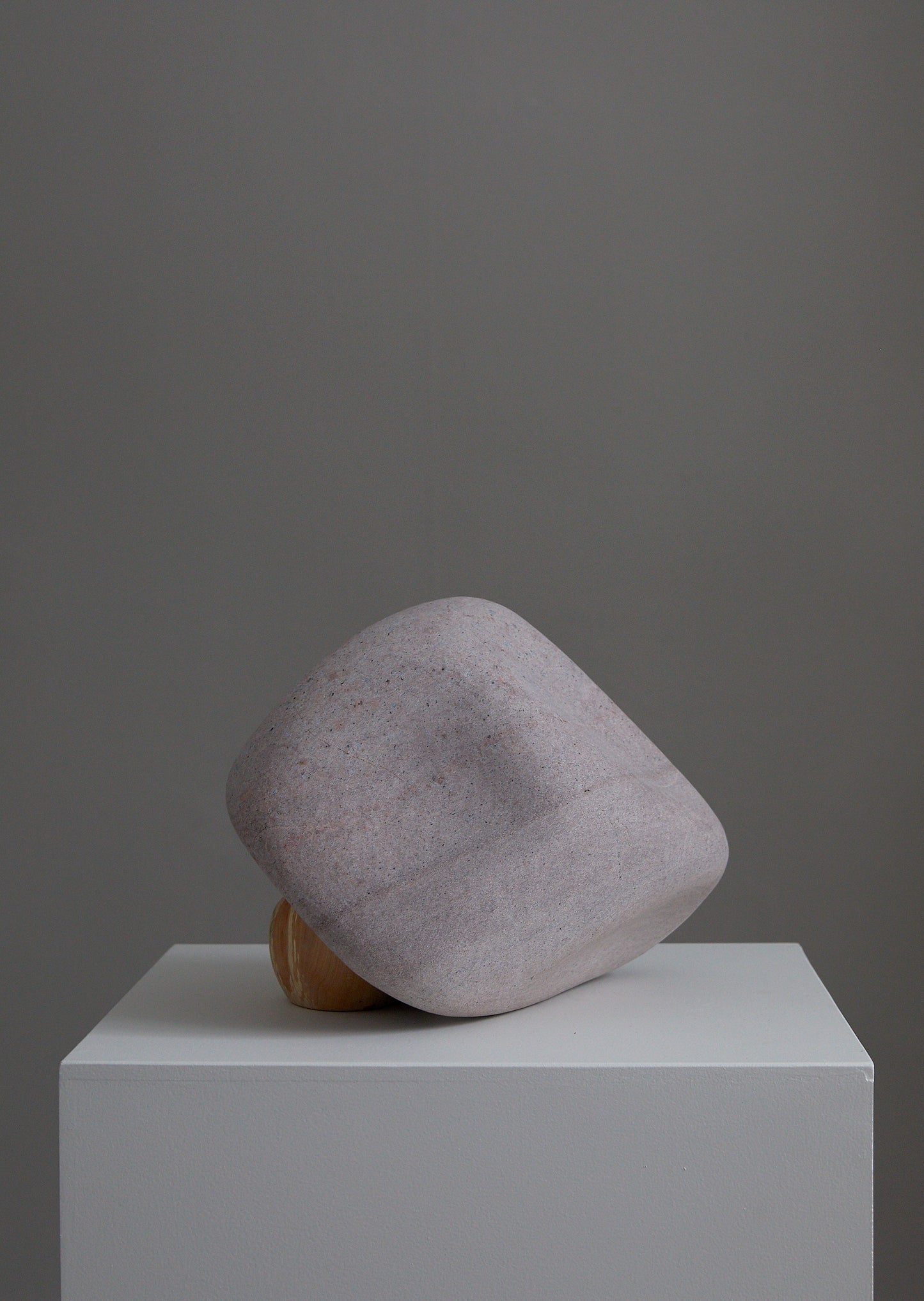 Løvfall skulptur, Rosa granitt med surnet partner