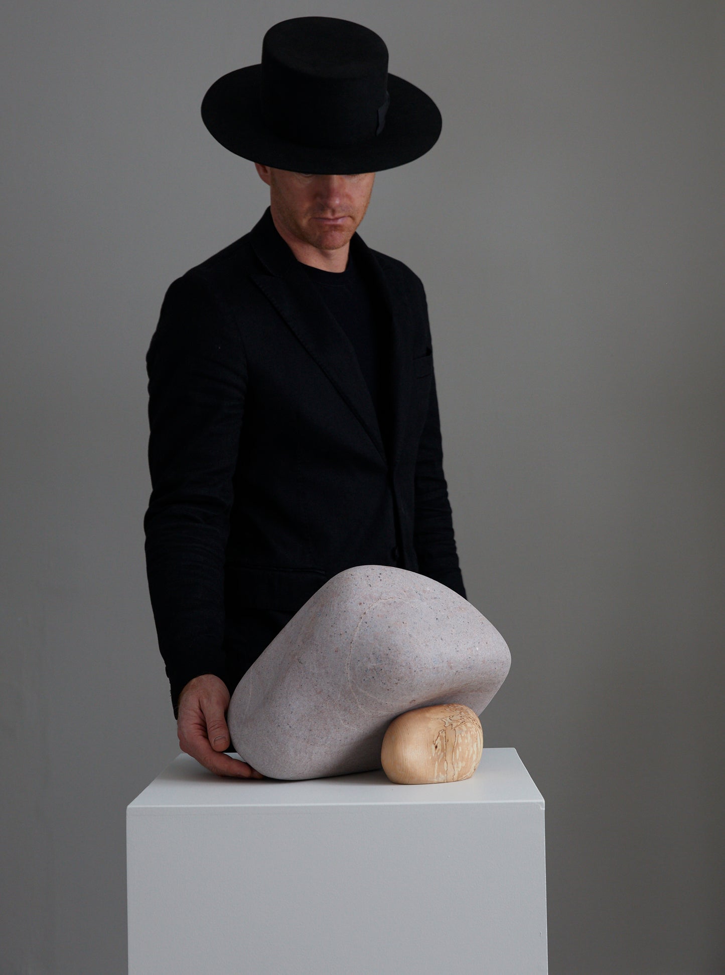 Løvfall skulptur, Rosa granitt med surnet partner