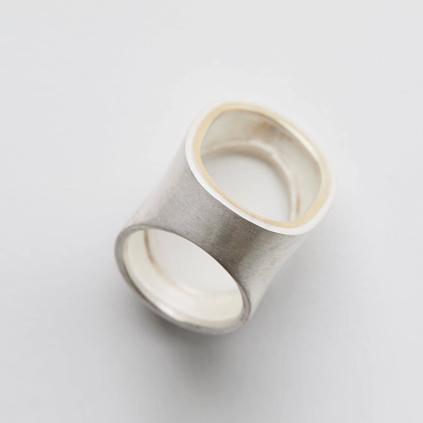 Millie Behrens, ring "Åpen oval"