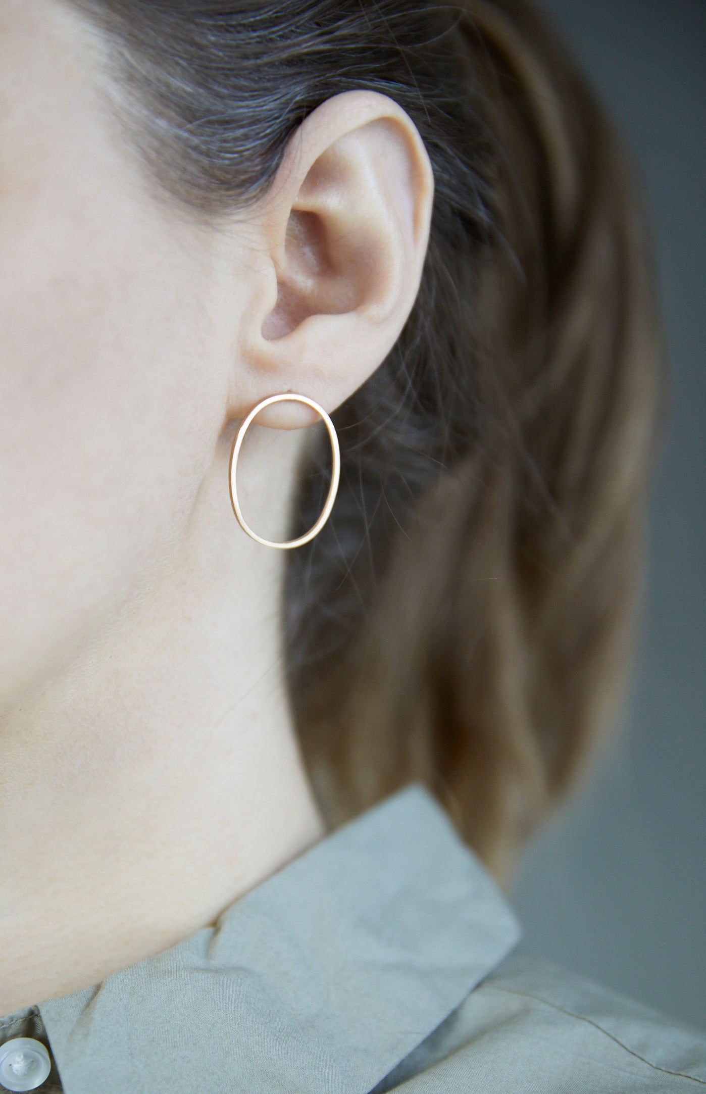 Millie Behrens, ørepynt "Oval kontur" gull