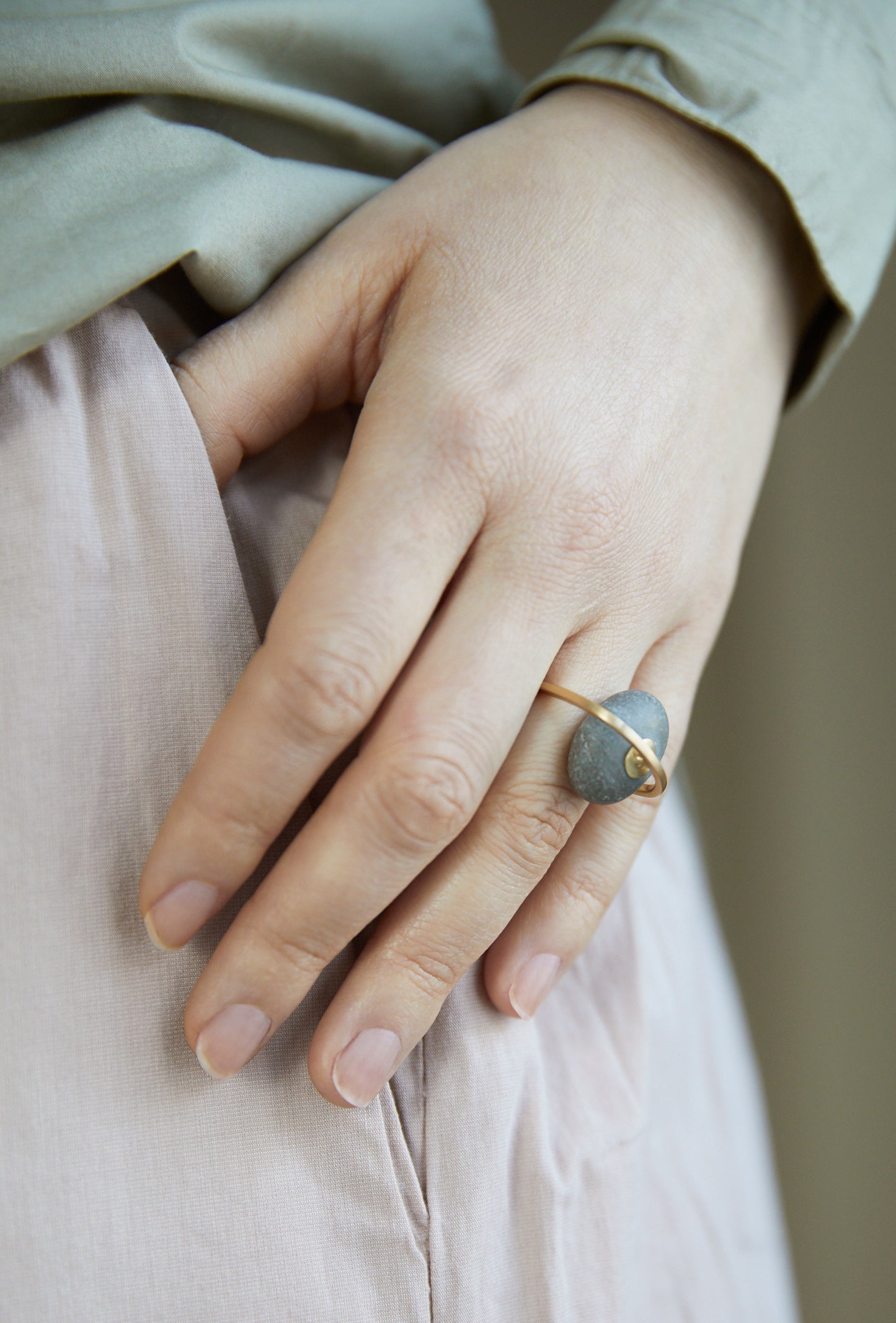 Millie Behrens, "Pebbles ring Embrace", gull