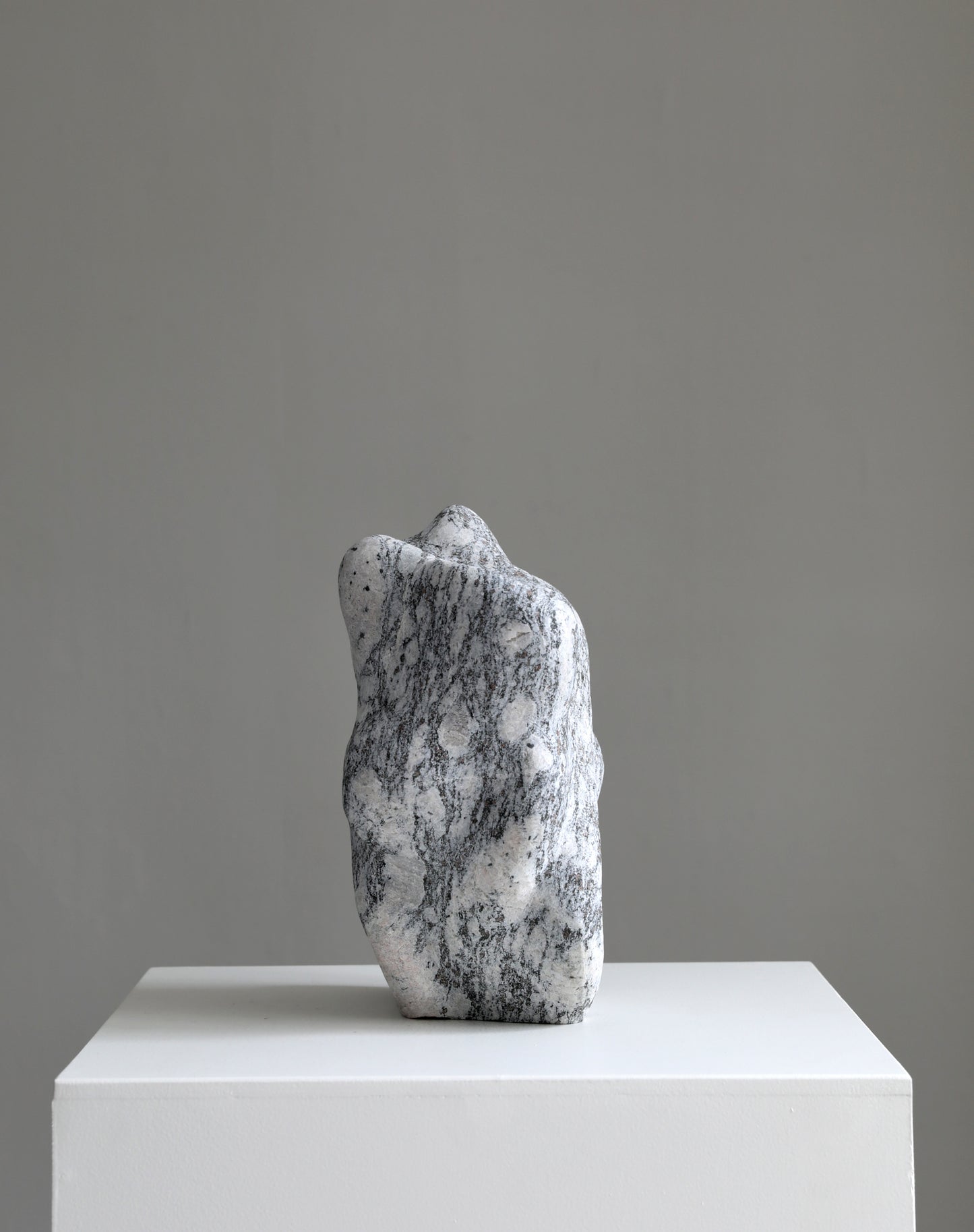 Løvfall skulptur, Levende grunnfjell 2