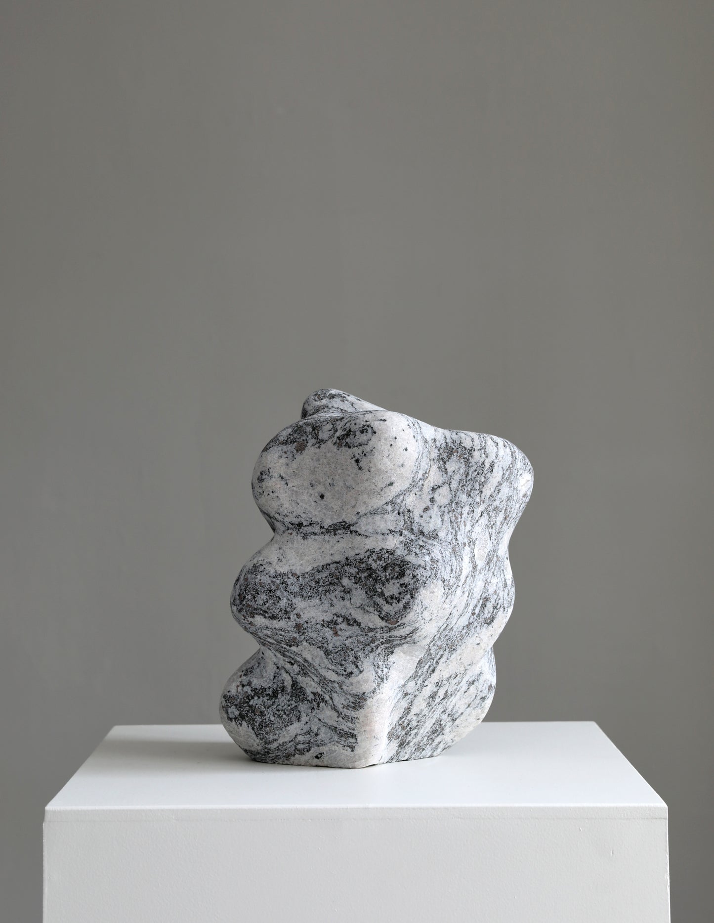 Løvfall skulptur, Levende grunnfjell 2