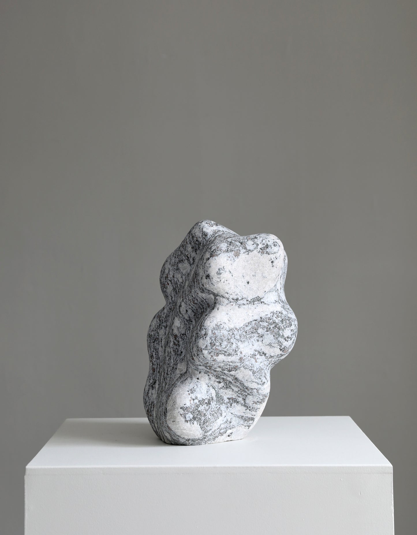 Løvfall skulptur, Levende grunnfjell 2