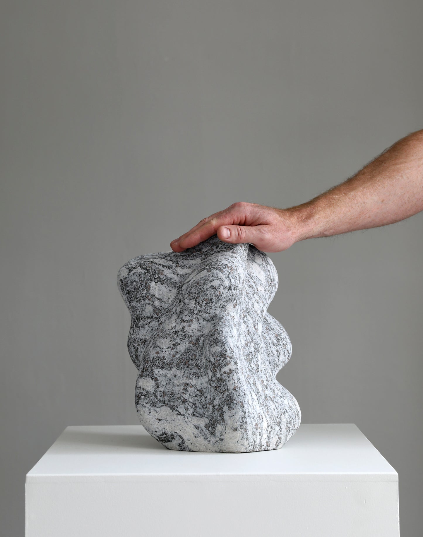 Løvfall skulptur, Levende grunnfjell 2
