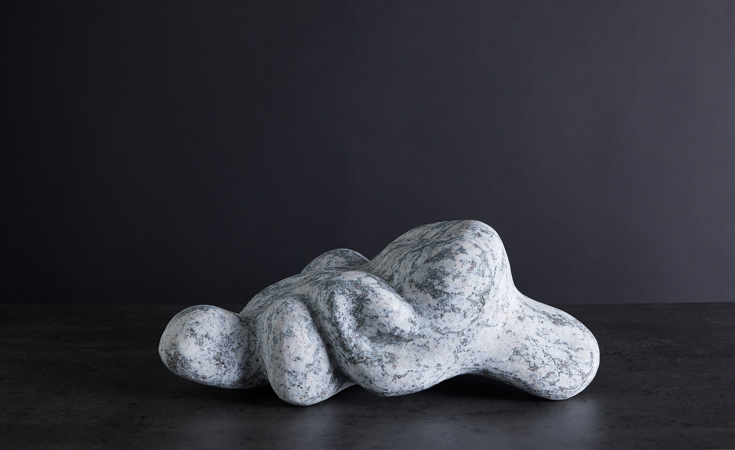 Løvfall skulptur, Granite cloud