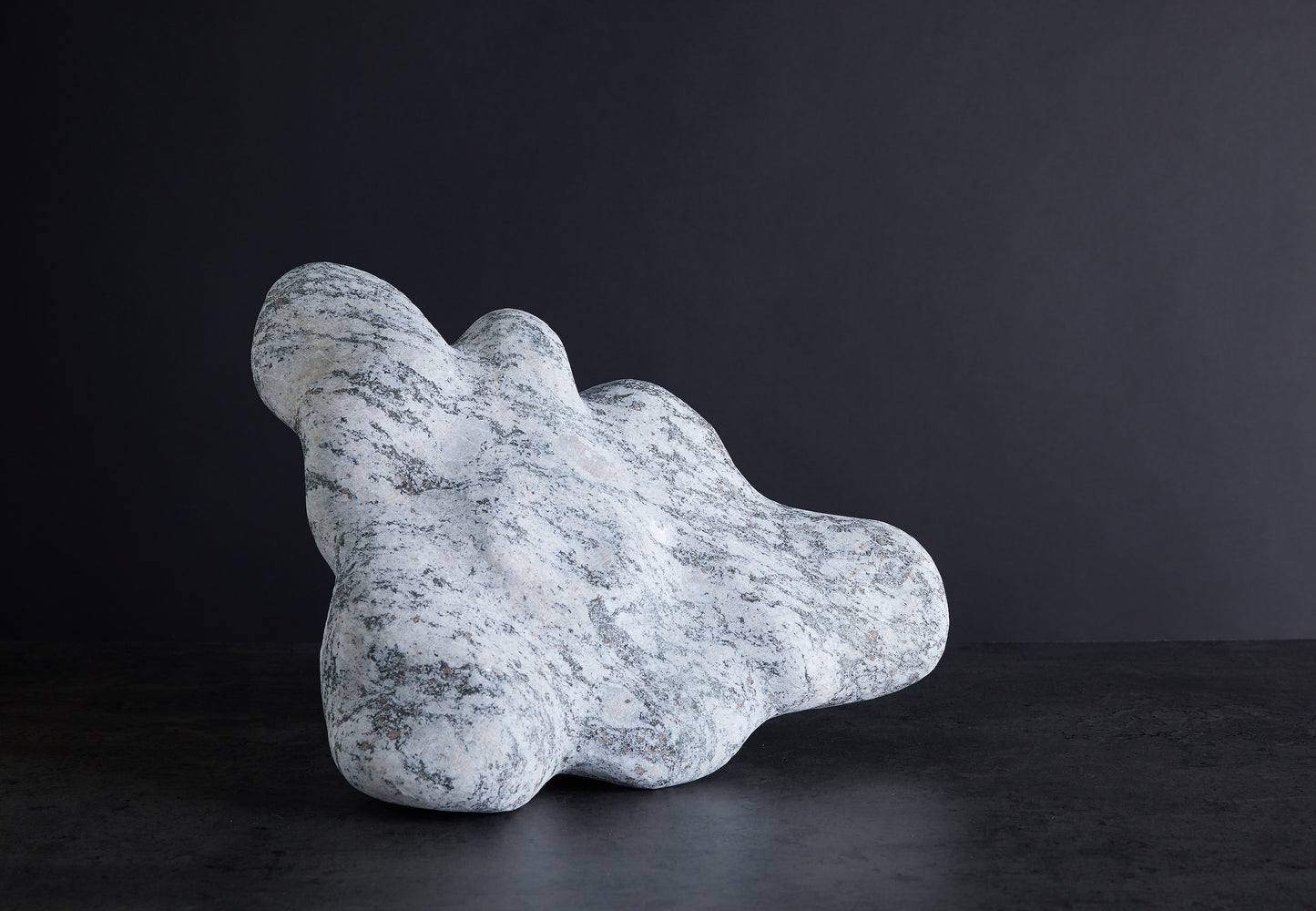 Løvfall skulptur, Granite cloud
