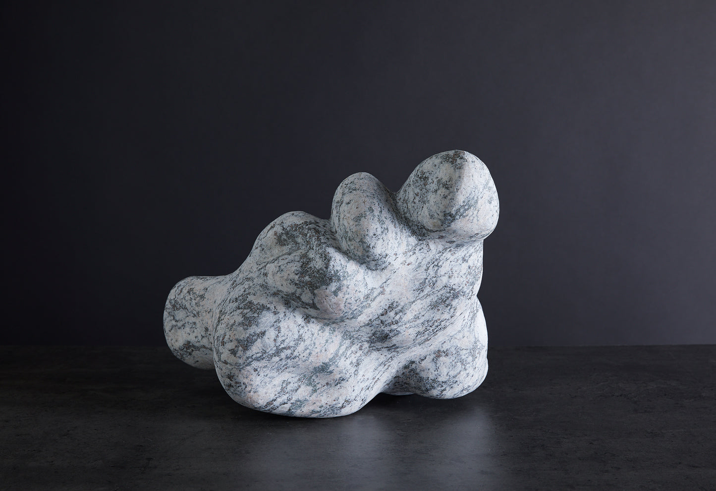 Løvfall skulptur, Granite cloud