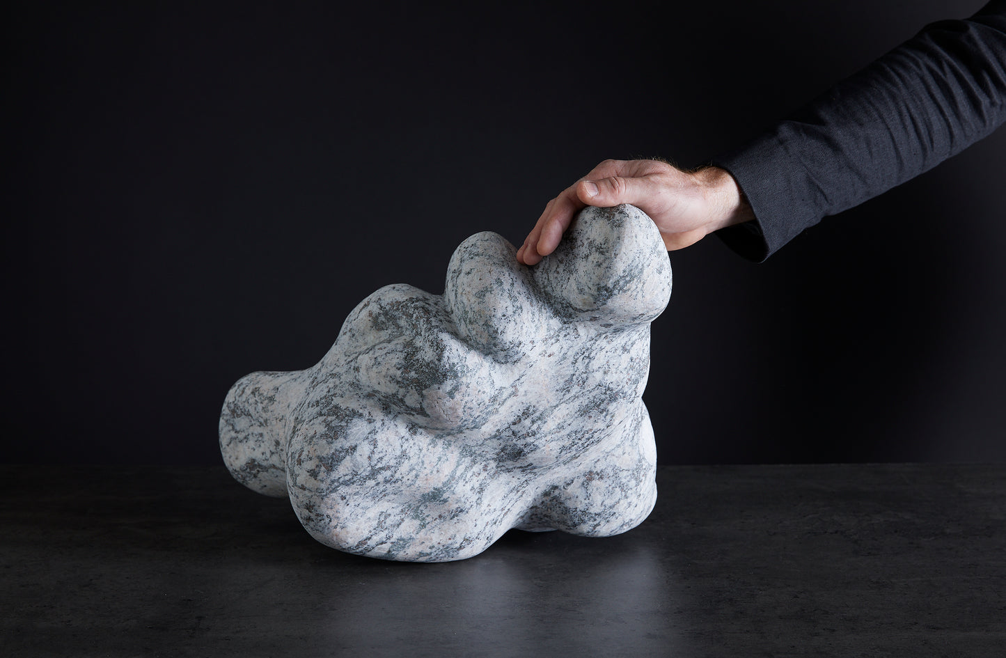 Løvfall skulptur, Granite cloud