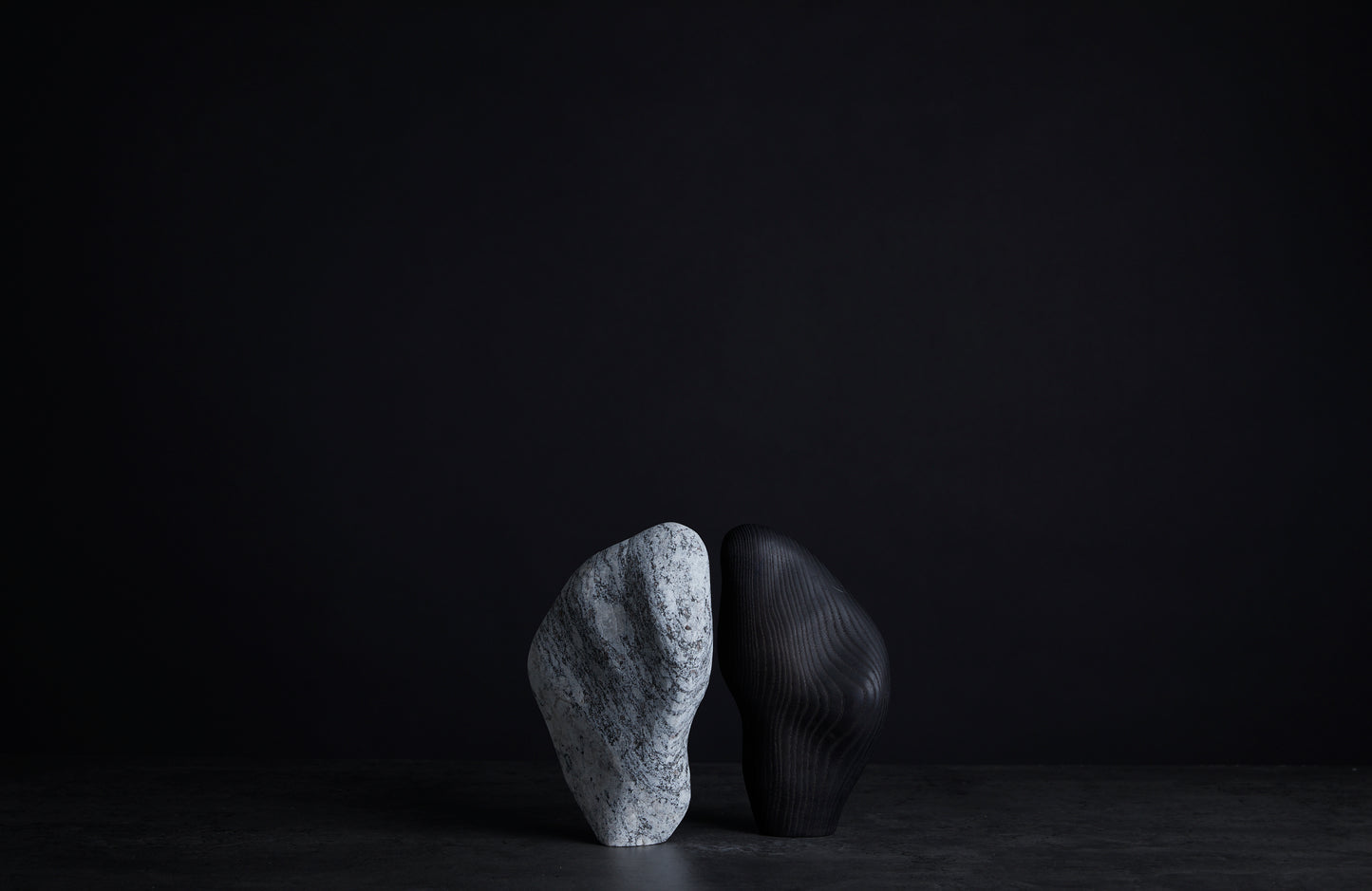 Løvfall skulptur, Bedrock and shadow