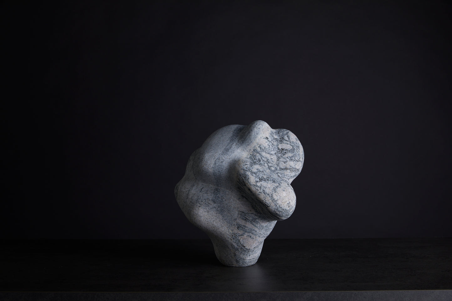 Løvfall skulptur, Metamorf granite 2