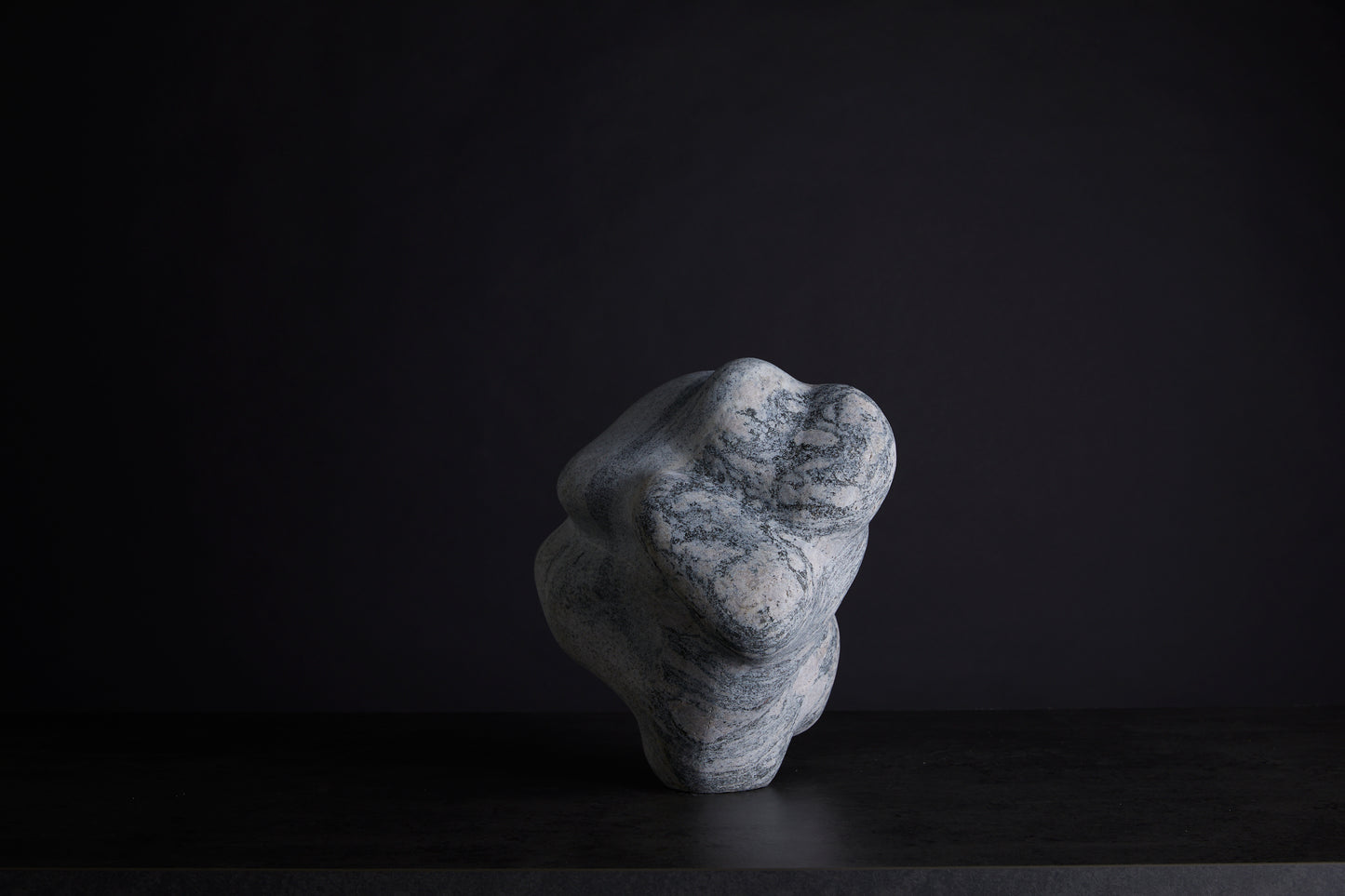 Løvfall skulptur, Metamorf granite 2