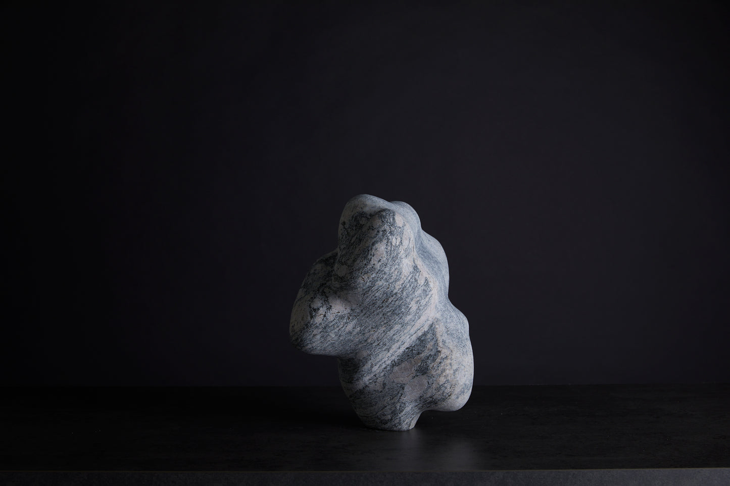 Løvfall skulptur, Metamorf granite 2