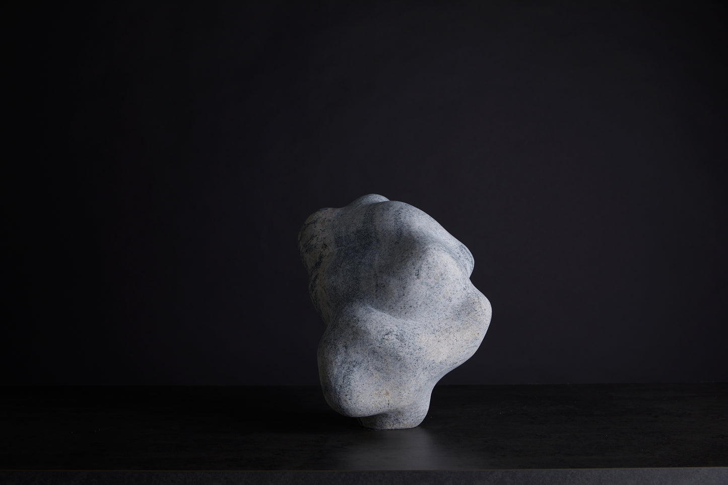 Løvfall skulptur, Metamorf granite 2