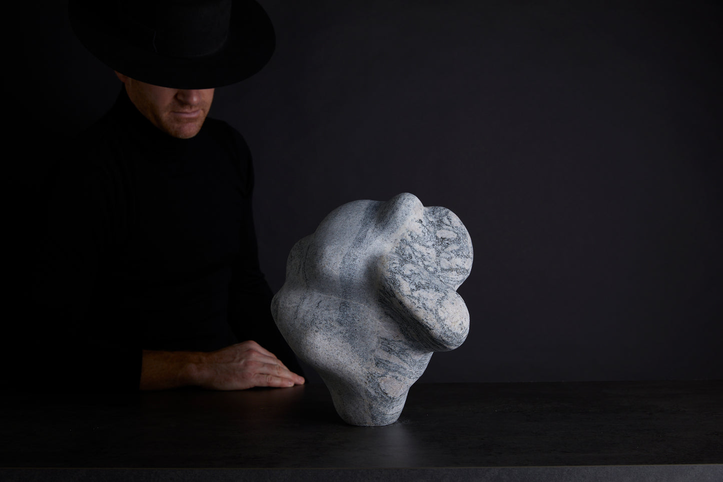 Løvfall skulptur, Metamorf granite 2