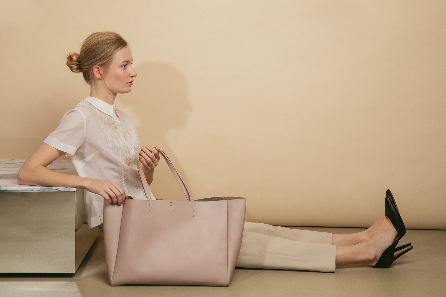 "Shopper" Taupefarvet skinn med messingdetaljer
