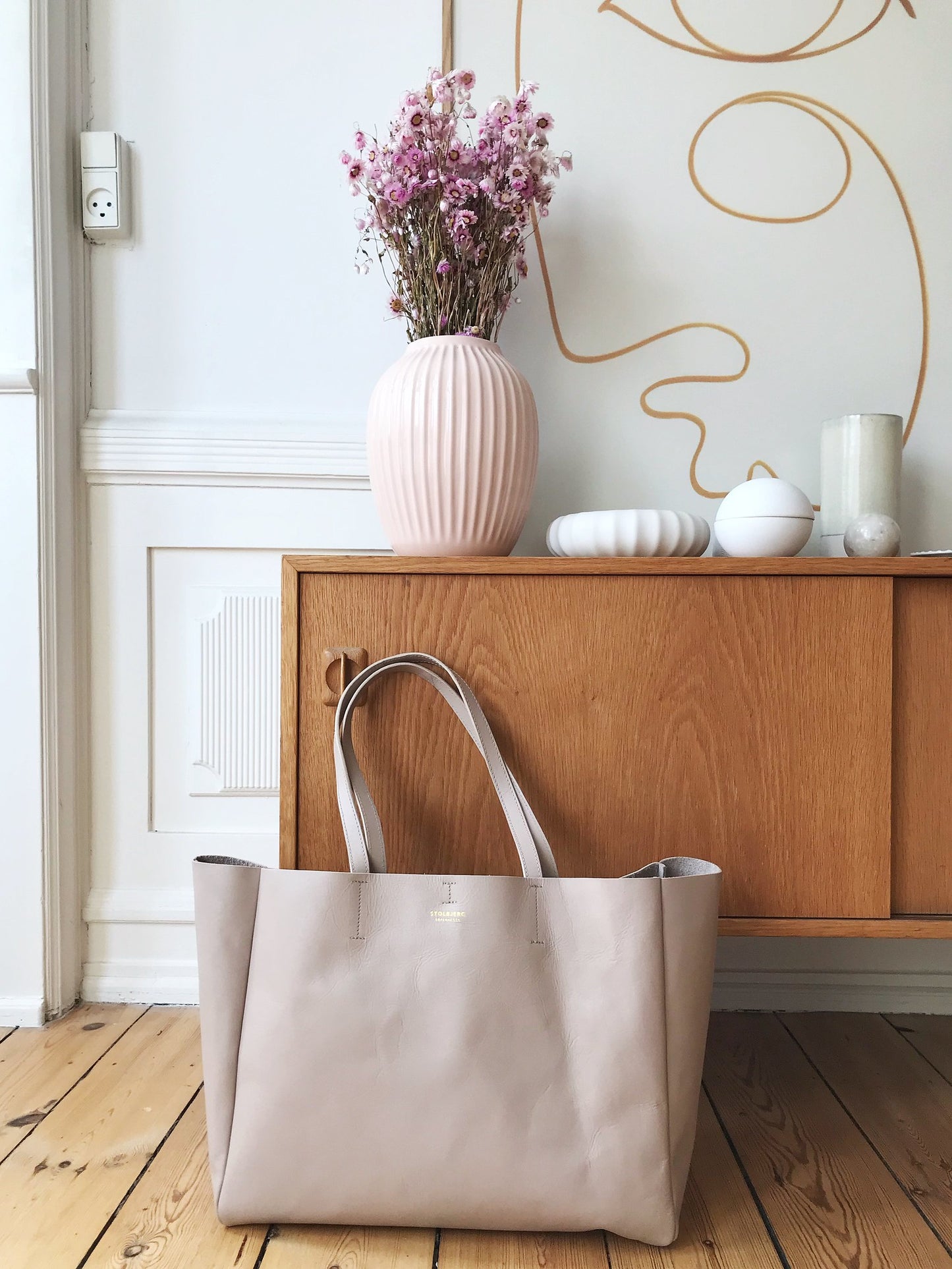 "Shopper" Taupefarvet skinn med messingdetaljer