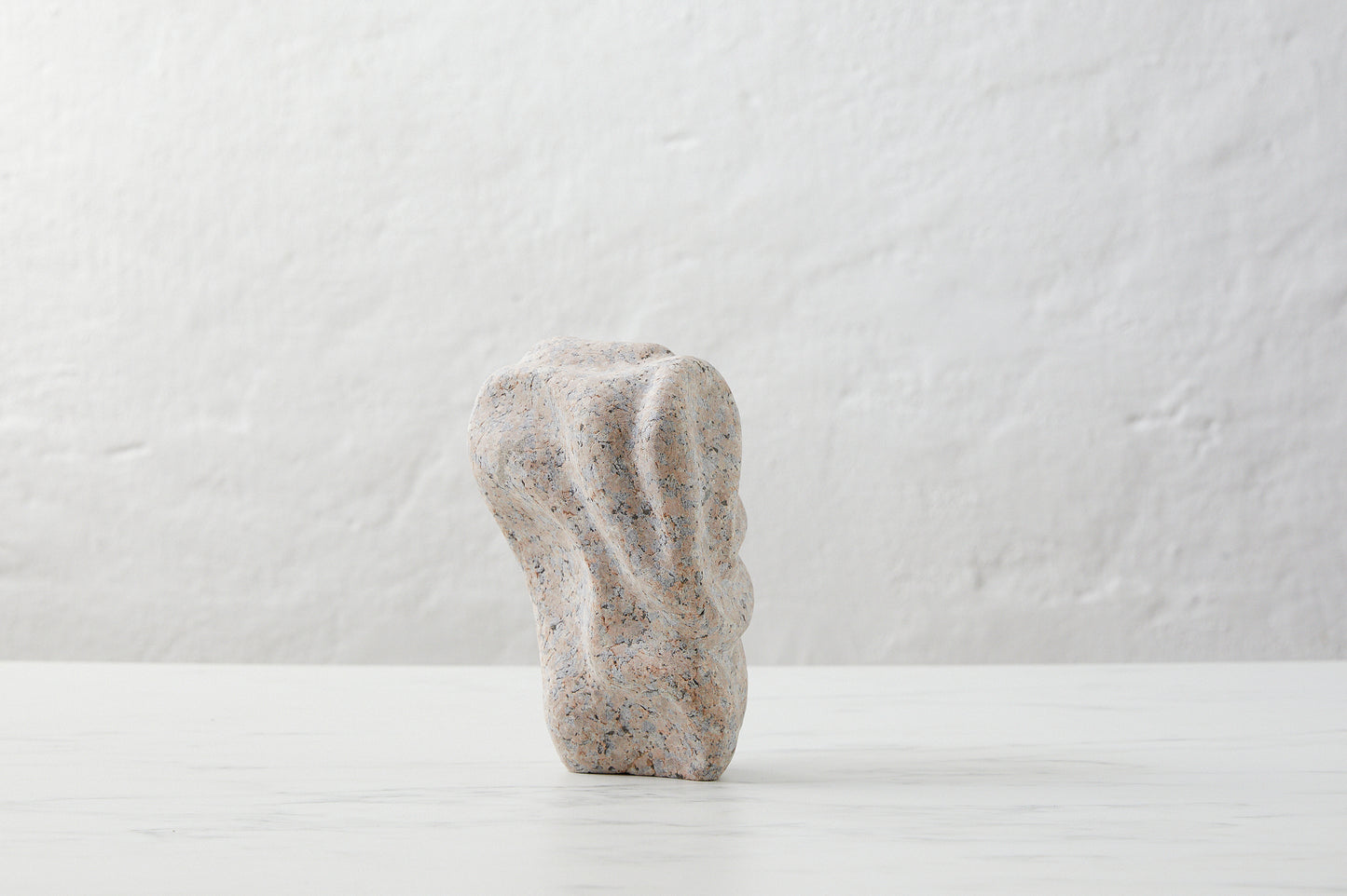 Løvfall skulptur, granite curve