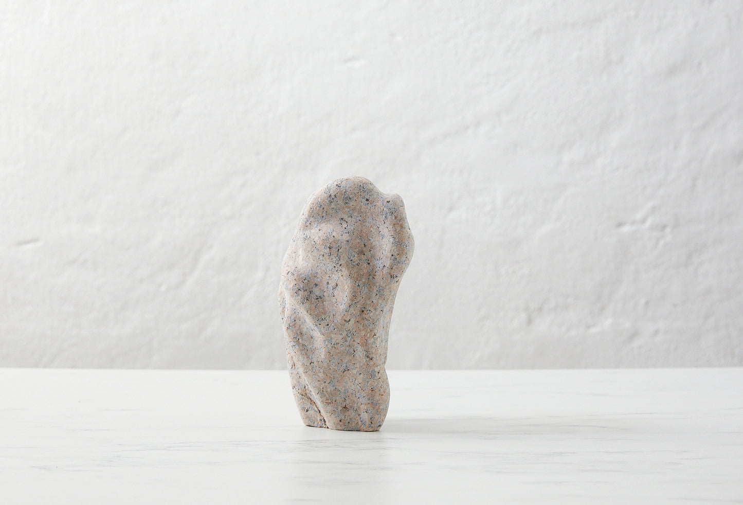 Løvfall skulptur, granite curve
