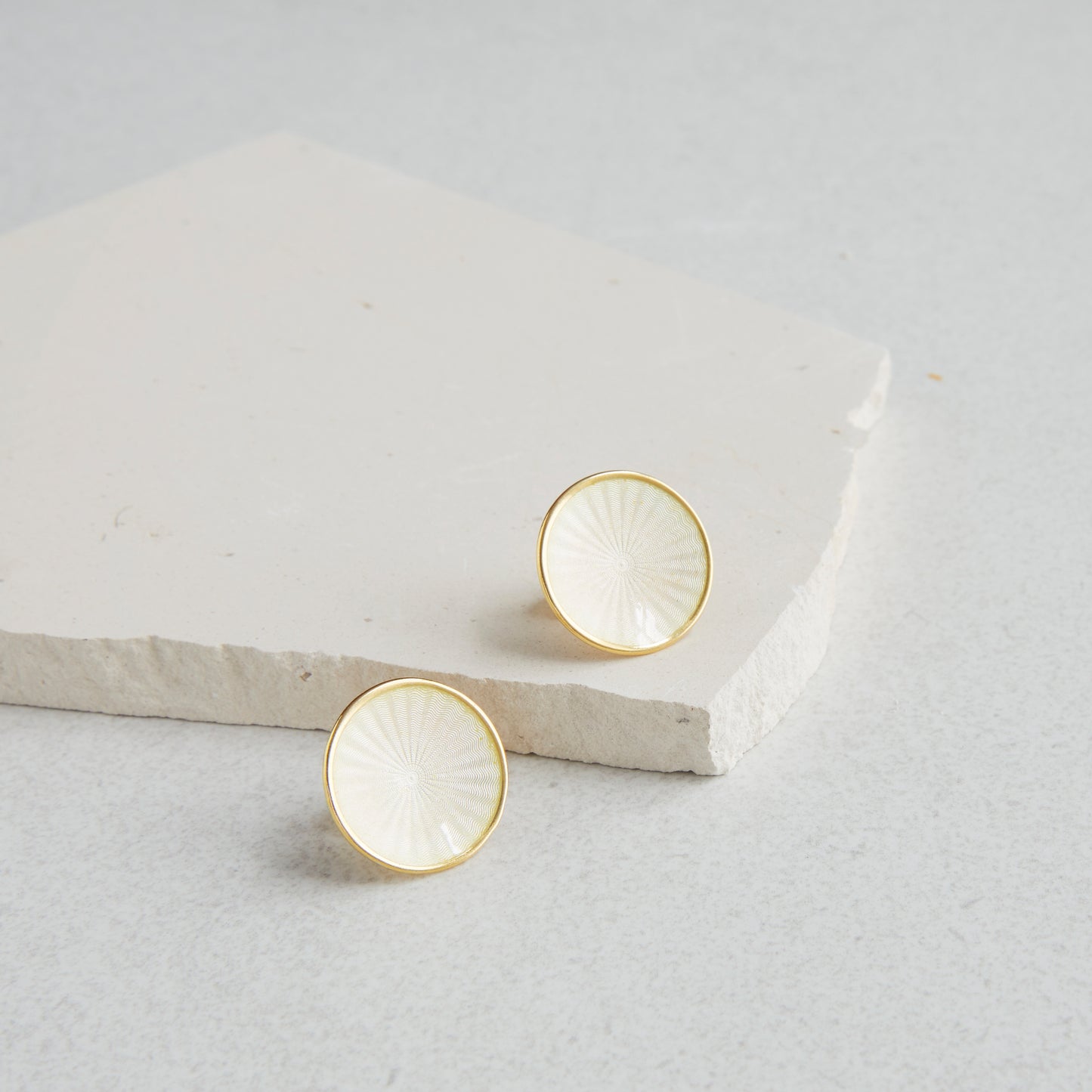 Opro, Olive ørepynt forgylt sølv, champagne emalje