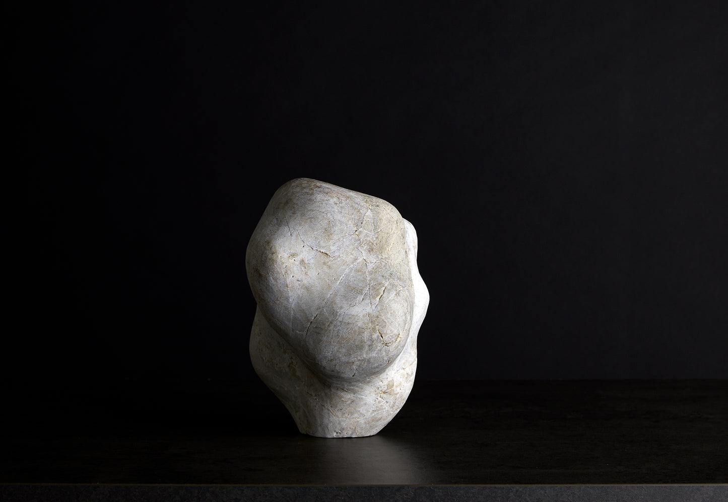 Løvfall skulptur, Metamorf beige quartz