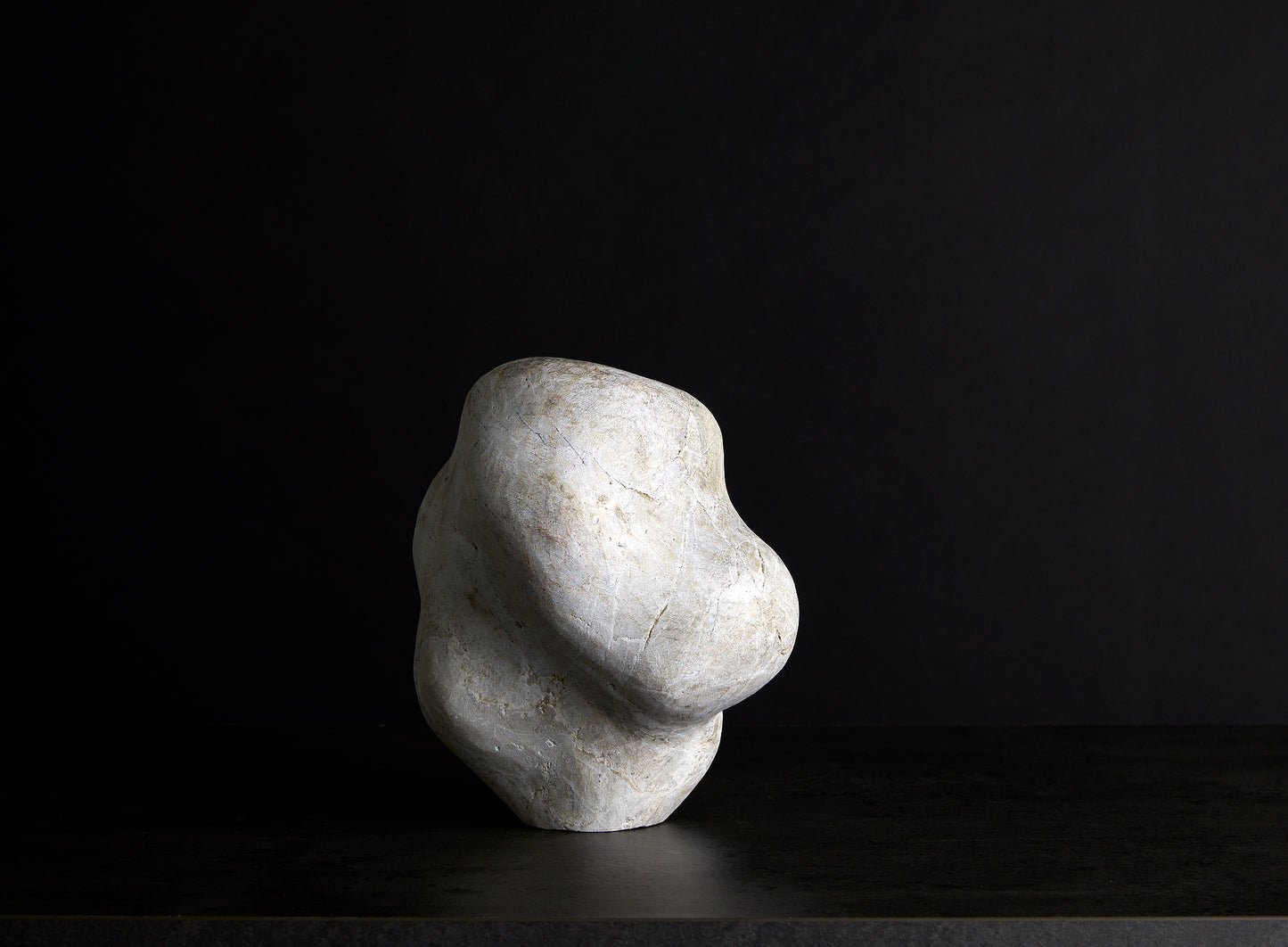 Løvfall skulptur, Metamorf beige quartz