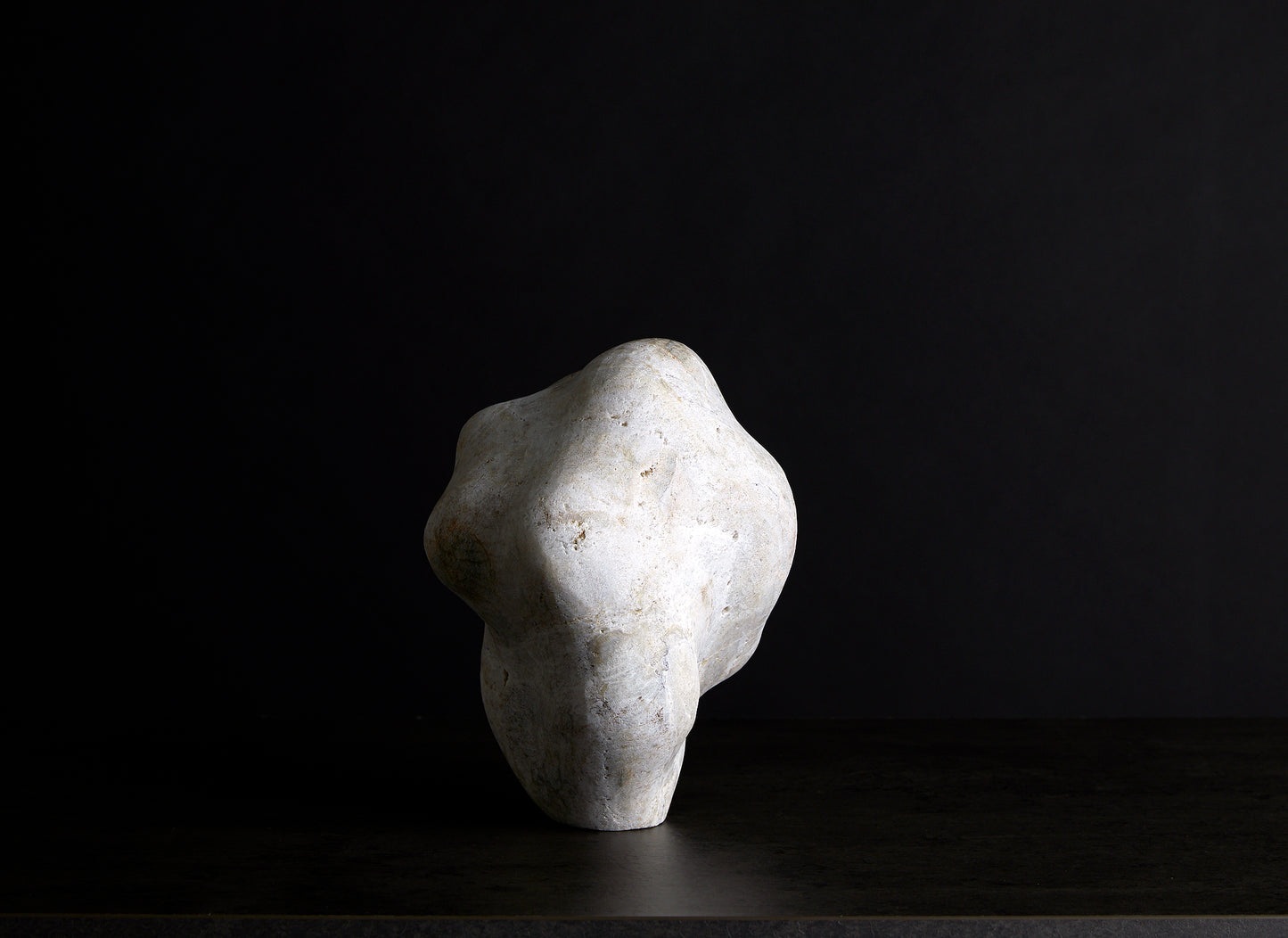 Løvfall skulptur, Metamorf beige quartz
