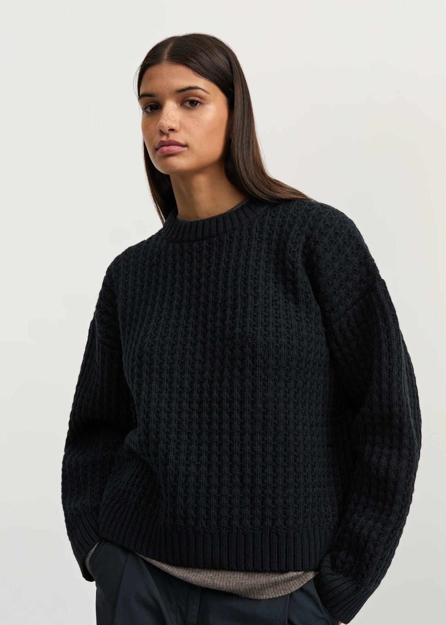 Aiayu "Eamon sweater – highland wool" Black Navy