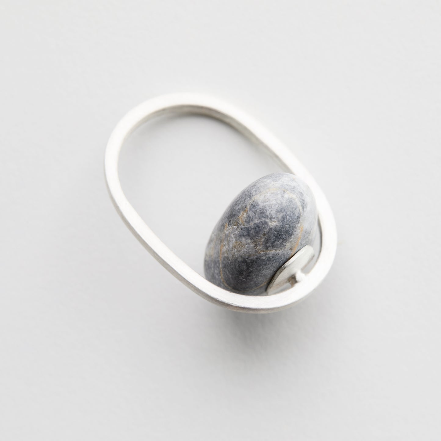 Millie Behrens, "Pebbles ring Embrace", sølv