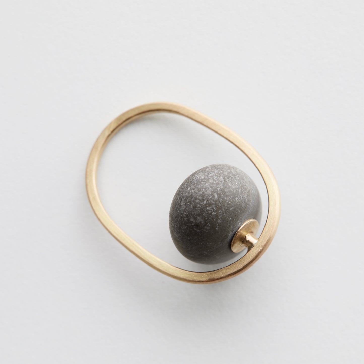 Millie Behrens, "Pebbles ring Embrace", gull
