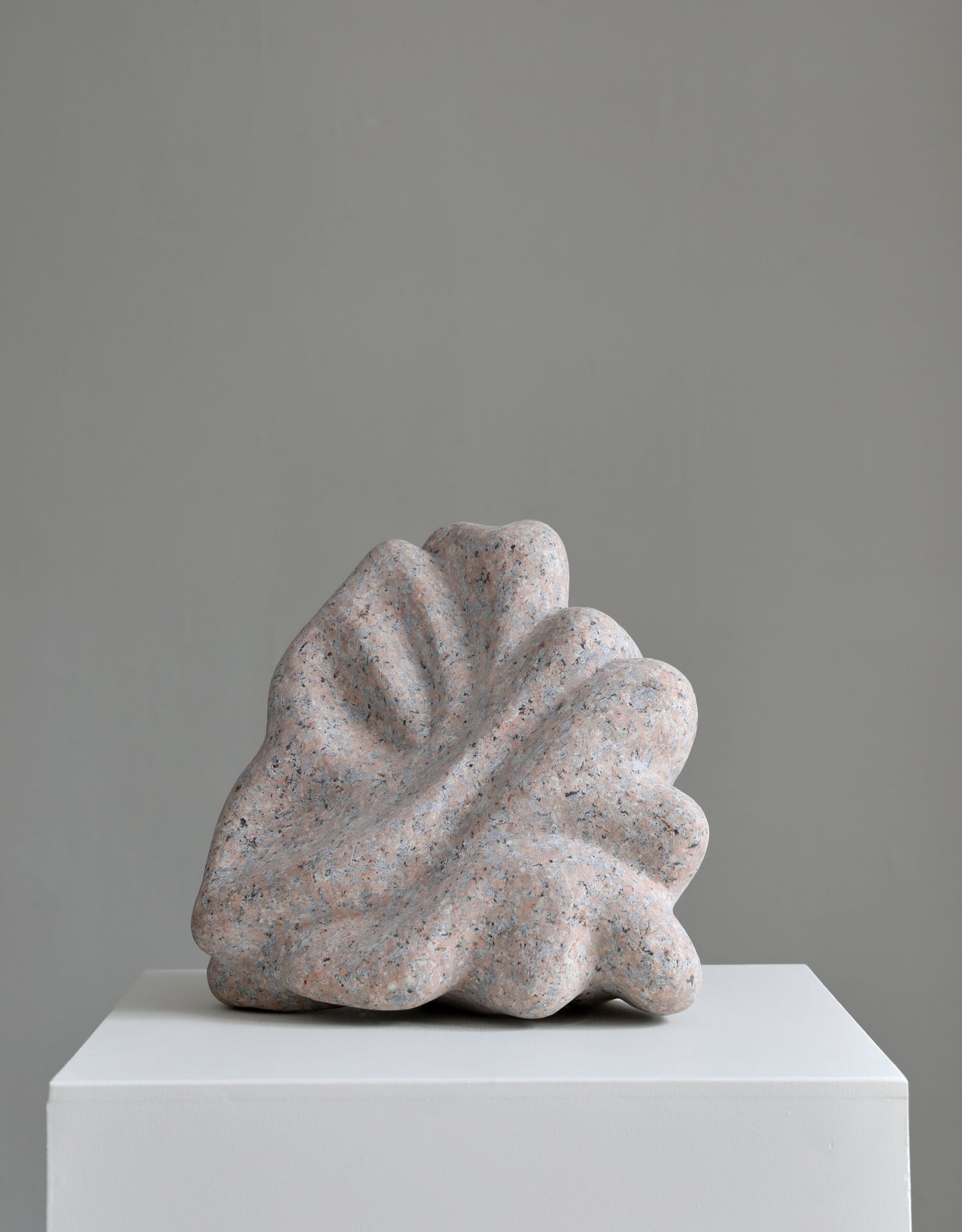 Løvfall skulptur, Pink tilted granite