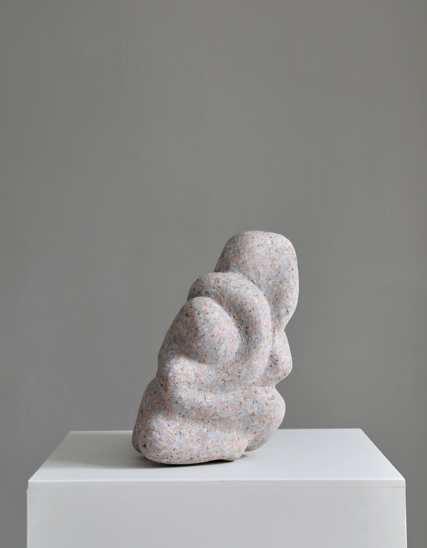 Løvfall skulptur, Pink tilted granite