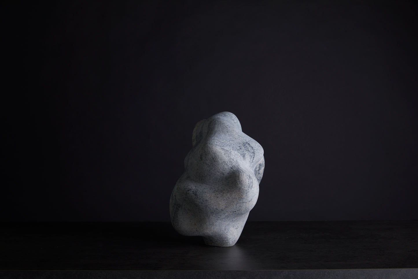 Løvfall skulptur, Metamorf granite 2
