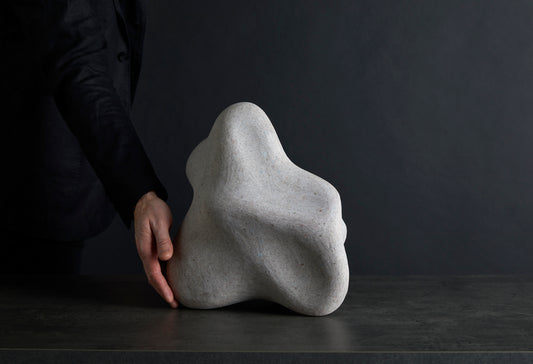 Løvfall skulptur, Metamorf Drammens granite