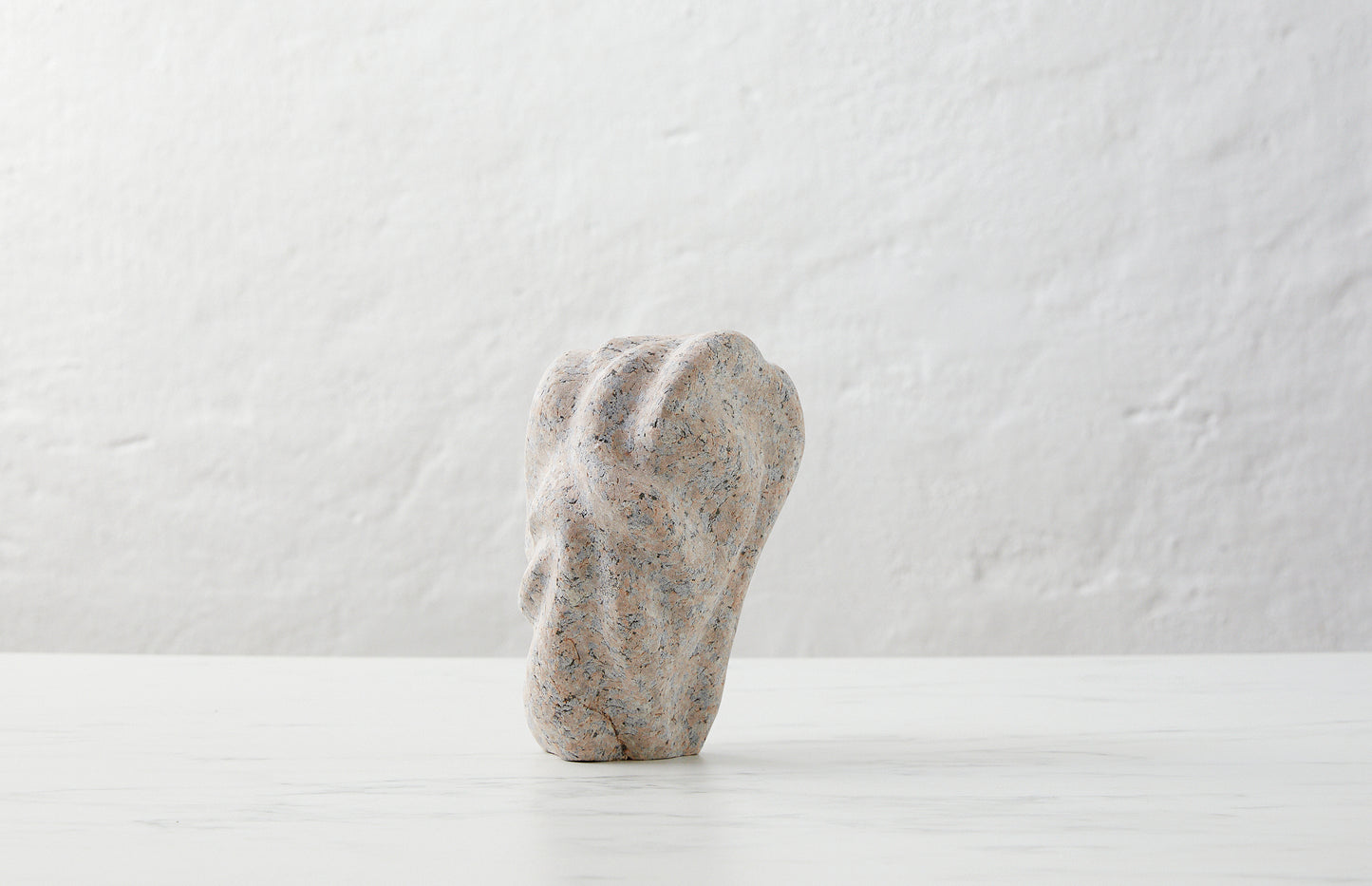 Løvfall skulptur, granite curve