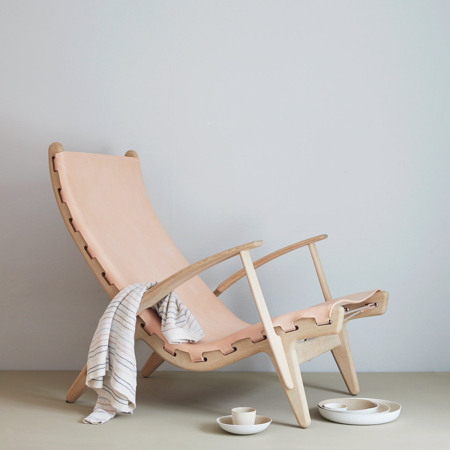 PV Lounge Chair, såpet eik/naturlær